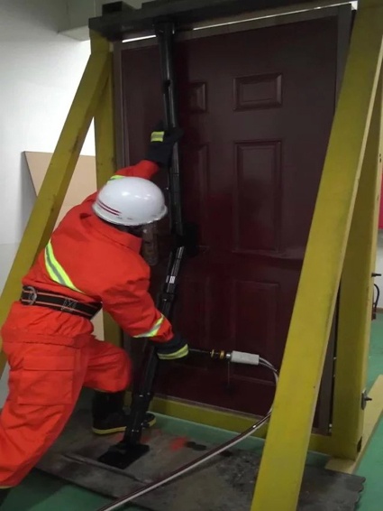 一款可以同時打開內開門和外開門的破門神器！