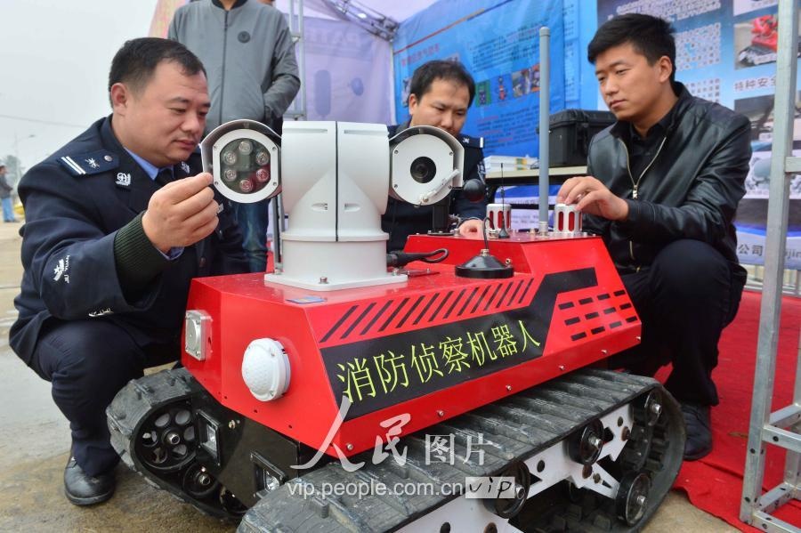 北京凌天攜消防滅火機器人、偵查機器人助力人全國?；窇本仍?/></a></dt>
                    <dd class=