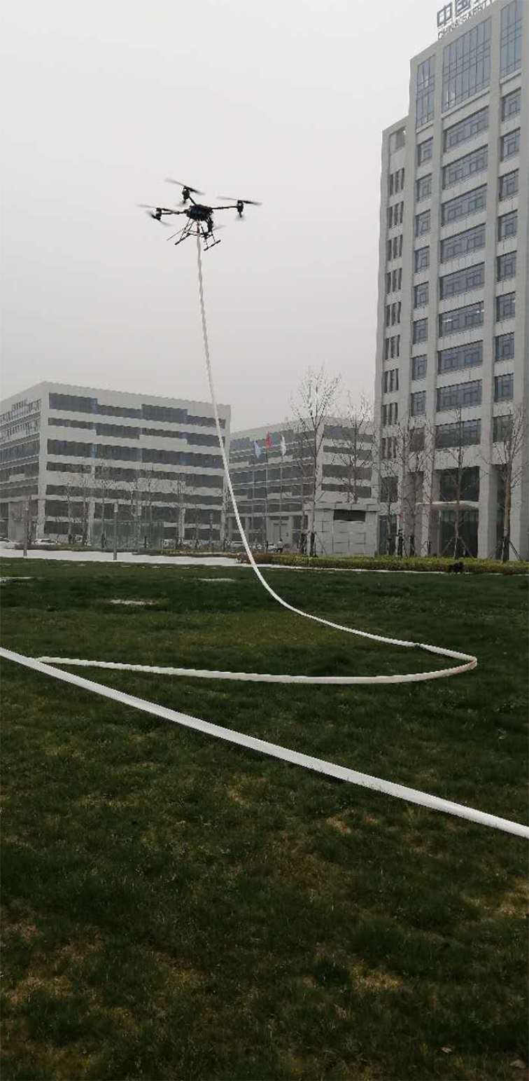 可以空中拖水帶100米的滅火無人機，助力高層建筑救援