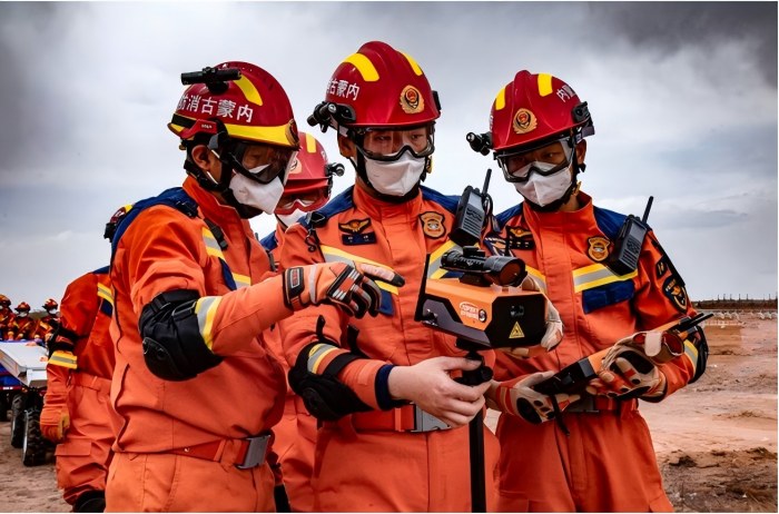 內蒙古消防開展“北疆藍光·2025”全區消防救援隊伍地震災害救援實戰拉動演練.jpg